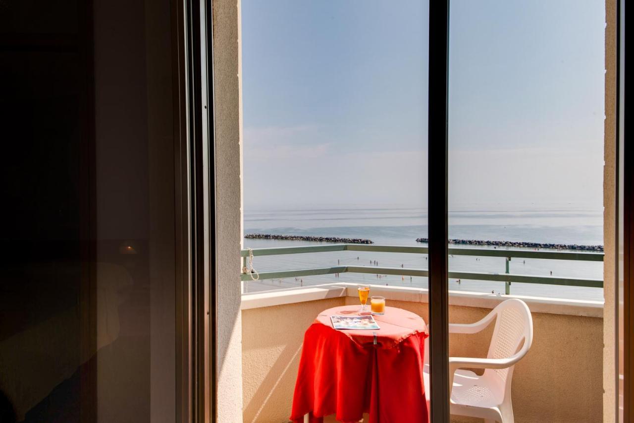 Hotel Majestic Bellaria-Igea Marina Exteriör bild